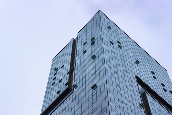 Schoon Schieten Van Blauw Gekleurde Hoogbouwgebouw Met Glazen Gevel — Stockfoto