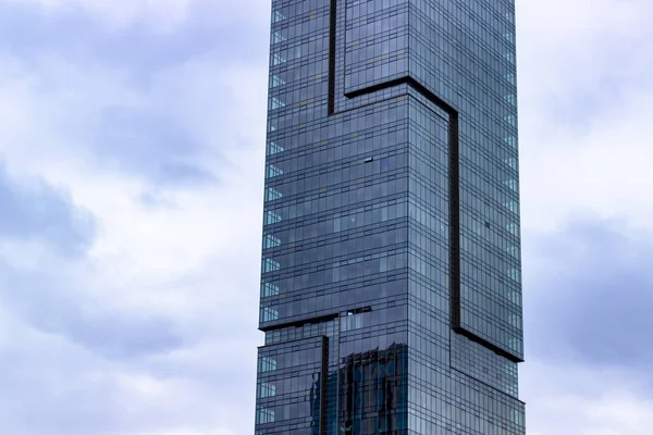 Centeral Shoot Van Clear Van Blauw Gekleurde Hoogbouwgebouw Met Glazen — Stockfoto