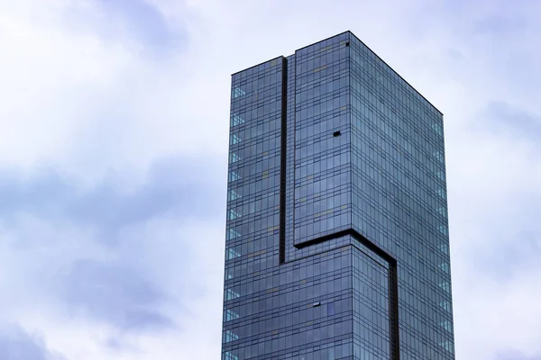 Perspectief Van Helder Blauw Gekleurd Hoogbouwgebouw Met Glazen Gevel — Stockfoto