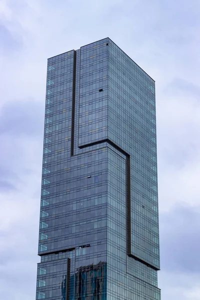 Verticaal Schieten Van Clear Van Blauw Gekleurd Hoogbouwgebouw Met Glazen — Stockfoto