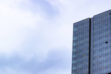 Cam ile berrak mavi renkli yüksek katlı binanın perspektif 