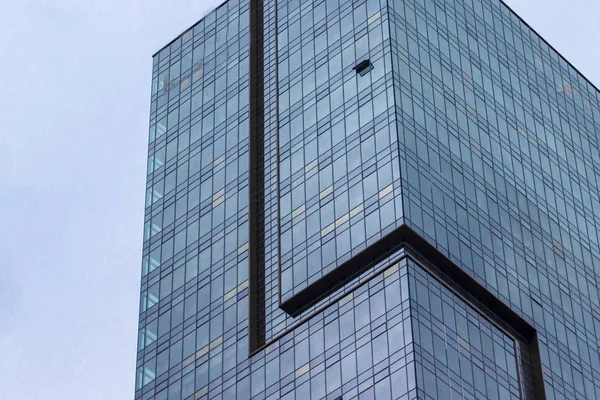 Alsó hajtás kék színű sokemeletes épület üveg facad — Stock Fotó
