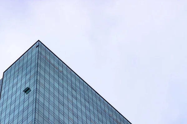 Horizontale top van helder blauw gekleurd hoogbouwgebouw met GLA — Stockfoto