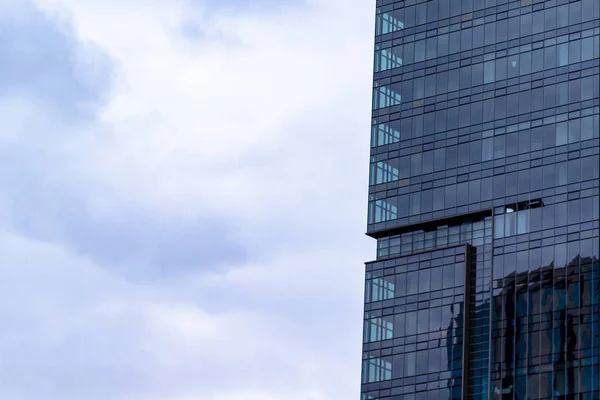Centeral shoot van Clear van blauw gekleurde hoogbouwgebouw met — Stockfoto