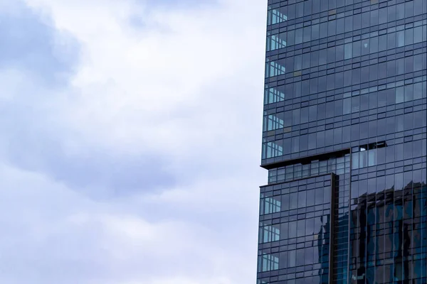 Mavi renkli yüksek katlı binanın açık Centeral ateş 