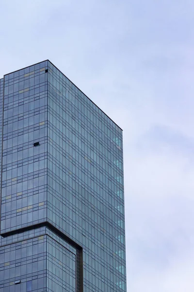 Verticale spruit van duidelijk van blauw gekleurd High-Rise gebouw met — Stockfoto