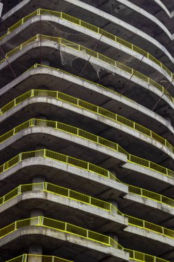 Kentsel alanda merkezi kütle-konut beton inşaatı dikey perspektif çekimi