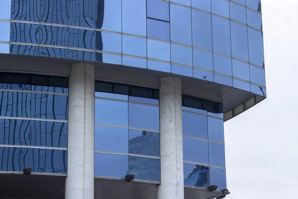 Duidelijke Shoot Van Blauw Gekleurde Beglazing Gevel Massa Kantoorgebouw Met — Stockfoto