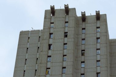 Bakış açısı kitle house somut ofis binası yapısı ile açık havada ateş