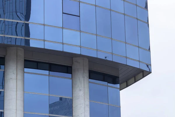 Duidelijke shoot van blauw gekleurde beglazing gevel massa kantoorgebouw — Stockfoto