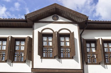 Safranbolu 'da ahşap taş duvarcılık geleneksel Türk evinin cephe çekimi