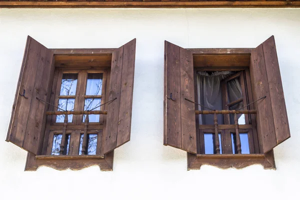 Pulito Servizio Fotografico Anteriore Della Finestra Legno Incompiuto Tradizionale Casa — Foto Stock