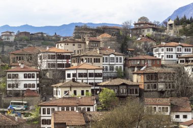 Safranbolu 'da tepenin üzerinde bulunan eski kentin temiz perspektif geniş fotoğrafı, Türkiye