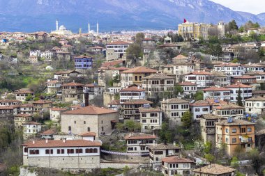 Safranbolu 'da tepenin üzerinde yer alan eski evlerin kasaba geniş fotoğrafı