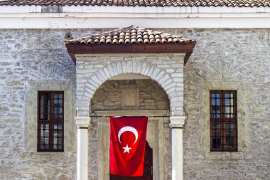 Türk bayrağı ile duvar eski bina girişinin temiz ön çekimi