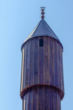 Safranbolu'da eski ahşap minarenin dikey alt çekimi