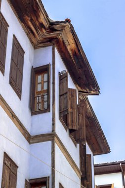 Safranbolu'da eski geleneksel ahşap türk evinin dikey alt çekimi