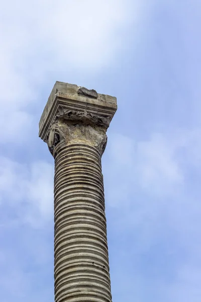 垂直後期ローマ時代の折衷石古代コラムとボトムシュート — ストック写真