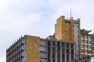 Farklı yükseklik ve hacimleri ile beton ofis eski bina modernist tarzı Perspektif ateş