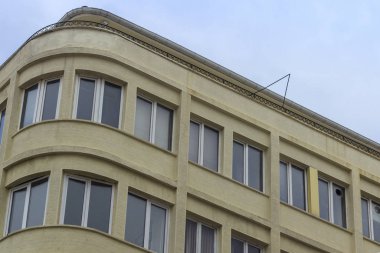 Sarı renk cephe modern tarzda beton ofis binası alt ateş