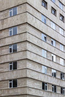 Modernist beton yapı nın köşesinin dikey net çekimi