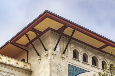 Duvarda Türk kültürü süslemeleri ile taş duvar eski hükümet binasıtemiz ateş