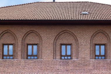 Parlak gökyüzü altında tuğla duvar yapılandırılmış eski ev ön ateş