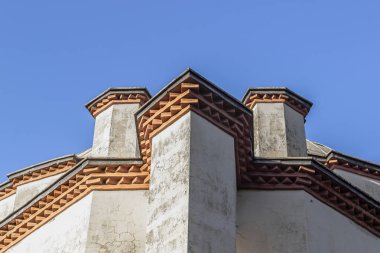 Doğu ile duvar yapısı cami alt ateş öğle saatinde çatı altında tuğla emretti