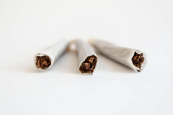 Чистый Передняя Съемка Ручной Работы Три Сигареты Горизонтальное Положение — стоковое фото