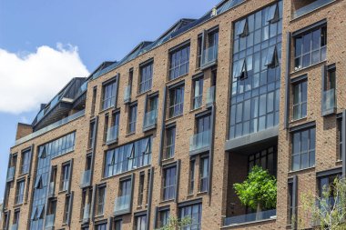 Tuğla ve açık cam cephe ofis binasıyan çekim