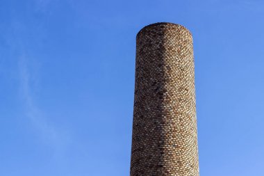 Öğle vakti kontrastlı renkler duvar tuğla fabrika baca yatay çerçeve