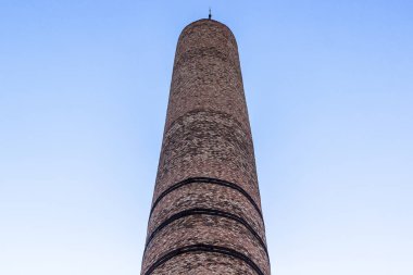 Yaz aylarında duvar tuğla fabrikası baca alt yakın ateş