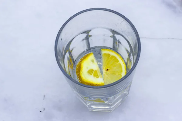 Topp Skott Läsk Och Citron Kombination Hälften Genomskinligt Glas Sommaren — Stockfoto