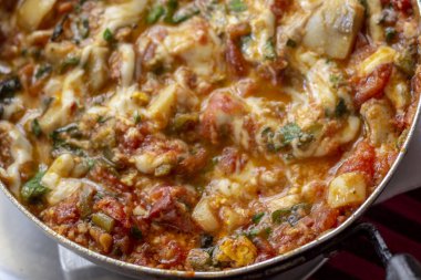 Domates, peynir, yumurta, biber, maydanoz ile geleneksel Türk kahvaltısı gıda üst çekim