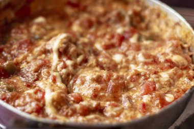 Domates, peynir, yumurta, biber ile geleneksel Türk kahvaltısı yemekleri