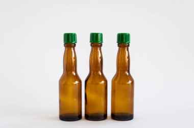 Üç küçük alkol şişesi kahverengi renkli ön yakın çekim çekimi