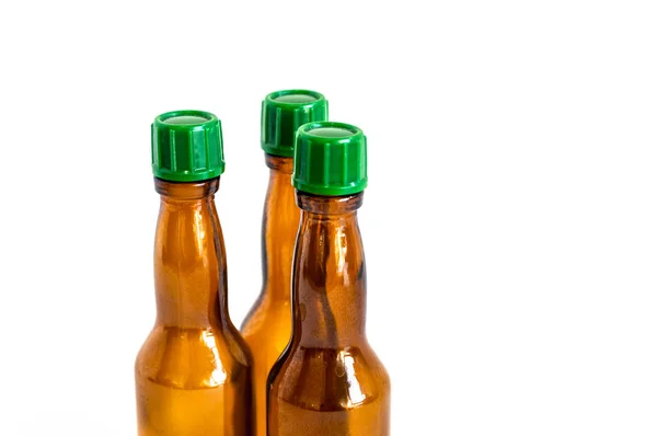 Nahaufnahme Von Drei Kleinen Alkoholflaschen Mit Brauner Farbe — Stockfoto