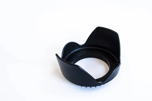 Beyaz yüzey altında siyah renkli fotoğraf makinesi lens başlık perspektif kadar ateş