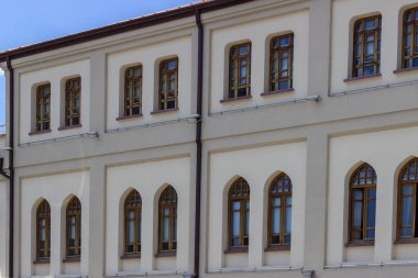 Açık sarı tonları ile eski Türk belediye binası cephe perspektif çekimi