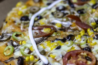 Domates, siyah zeytin, mısır, biber amd mayonez ile ucuz ince pizza yakın çekim