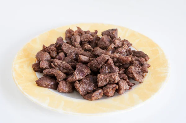 白い背景を持つ小皿に美味しい肉のクローズアップ撮影 — ストック写真