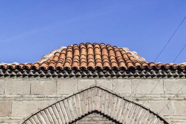 Açık arka plan ile eski duvar tuğla katmanlı kapalı kubbe ön ateş