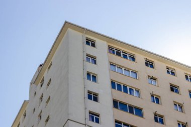 Beton yapılı kitle konut açık sarı renkli cephe alt ateş