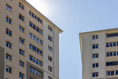 Beton yapılı toplu konutların alt çekimi açık cephe