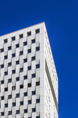 Yüksek katlı ofis binasının dikey çerçevesi köşedeki beyaz renk cephesi