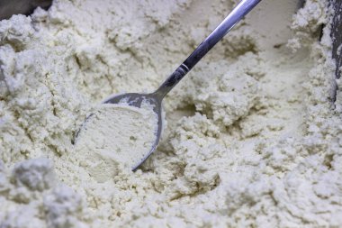 Geleneksel lezzetli Türk çamur peynirinin yakın plan çekimi.