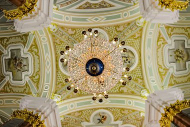 Peter ve Paul Katedrali içinde Avize