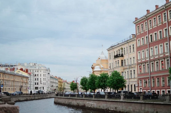 サンクトペテルブルク ロシアの木のある堤防 — ストック写真