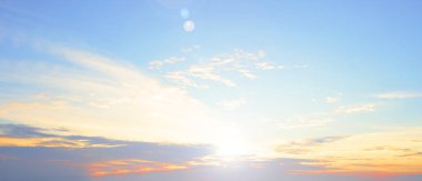 Renkli gökyüzü kavramının arkaplanı: Alacakaranlık rengi gökyüzü ve bulutlarla dramatik gün batımı