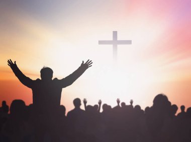 Hristiyan dualarının silueti İsa 'ya dua ederken el kaldırıyor.